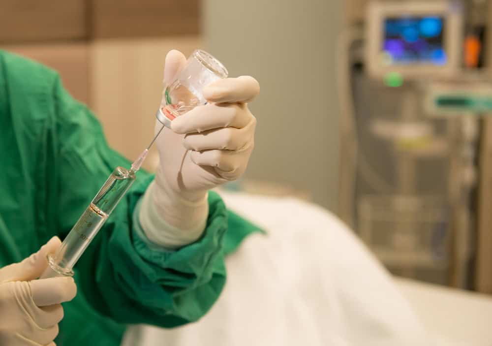 An experienced doctor in NYC administering epidural injection medicine to a patient, offering precise, non-surgical pain relief for back and nerve conditions.