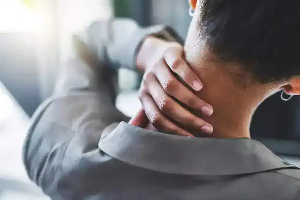 Infographic comparing acute and chronic pain, highlighting key differences in duration, cause, symptoms, and treatment approaches; essential for understanding pain management strategies.